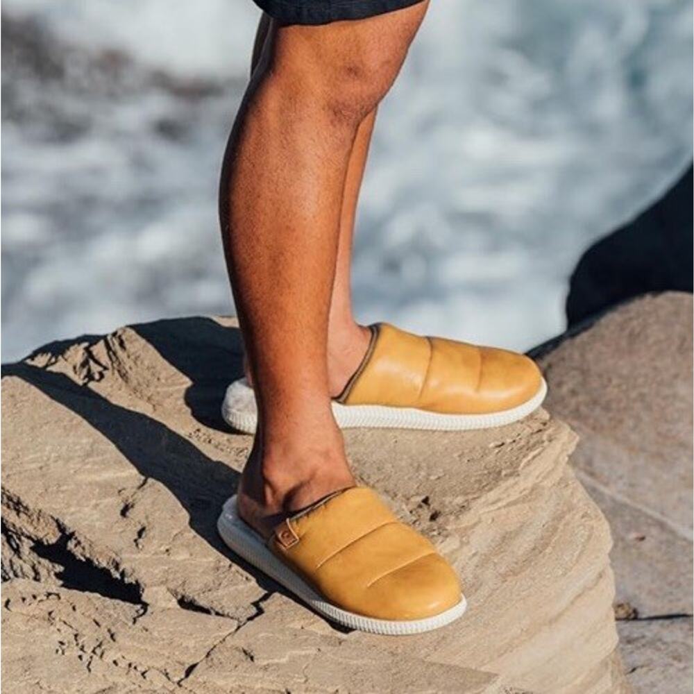 OluKai Mua ’Ili Men’s Leather Slip-On Slippers 11 Shearling Lined Tan Brown